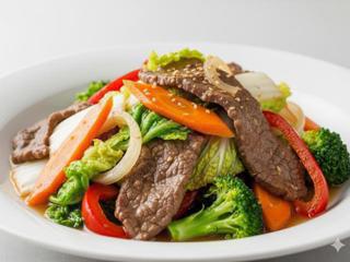 Ломтики говядины с овощами и пекинской капустой